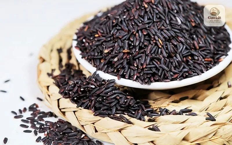 Gạo lứt đen và gạo nếp cẩm có ngoại hình khá giống nhau dễ gây nhầm lẫn.