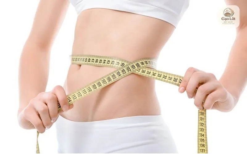 Một trong những tác dụng của gạo lứt đen được nhiều người biết đến là hỗ trợ giảm cân.